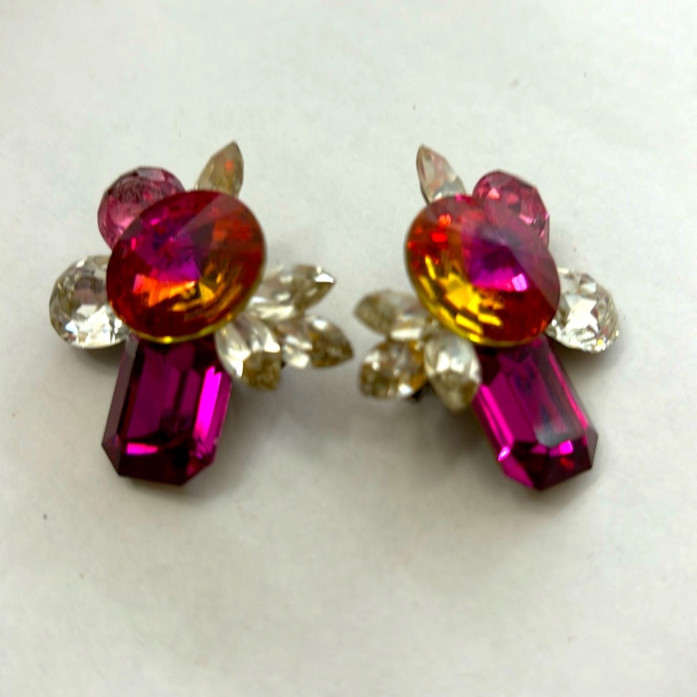Vintage costume jewelry clip on earring 1  1/2” long. Estate sale find